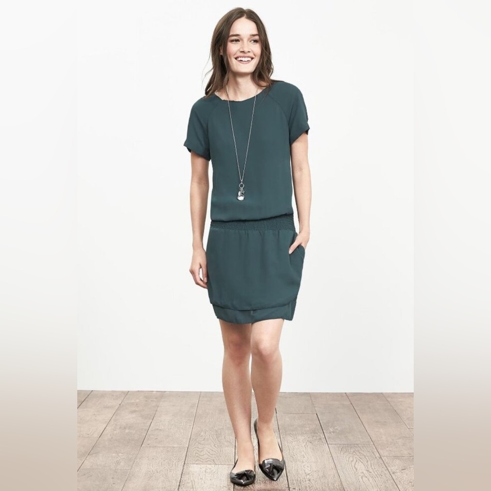 Banana Republic Smocked Tiered-Hem Dress Women 10 Green Polyester Casual Trendy